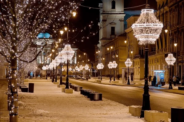 La ciudad de Varsovia nevada e iluminada